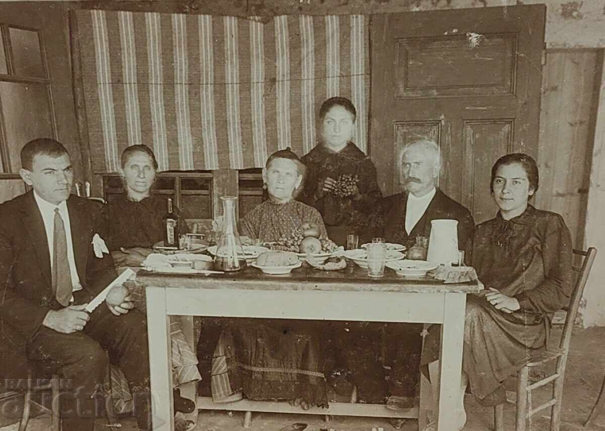 MASĂ GARAFA VECHE MARE POZĂ FOTOGRAFIE CARTON cu preț 29.00 BGN | € 14.83 MASĂ GARAFA VECHE MARE POZĂ FOTOGRAFIE CARTON cu preț 29.00 BGN | € 14.83