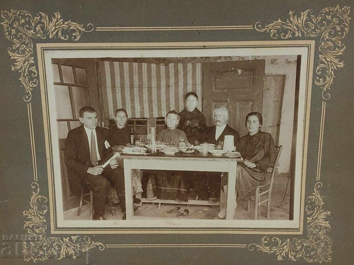 Licitație MASĂ GARAFA VECHE MARE POZĂ FOTOGRAFIE CARTON Licitație MASĂ GARAFA VECHE MARE POZĂ FOTOGRAFIE CARTON