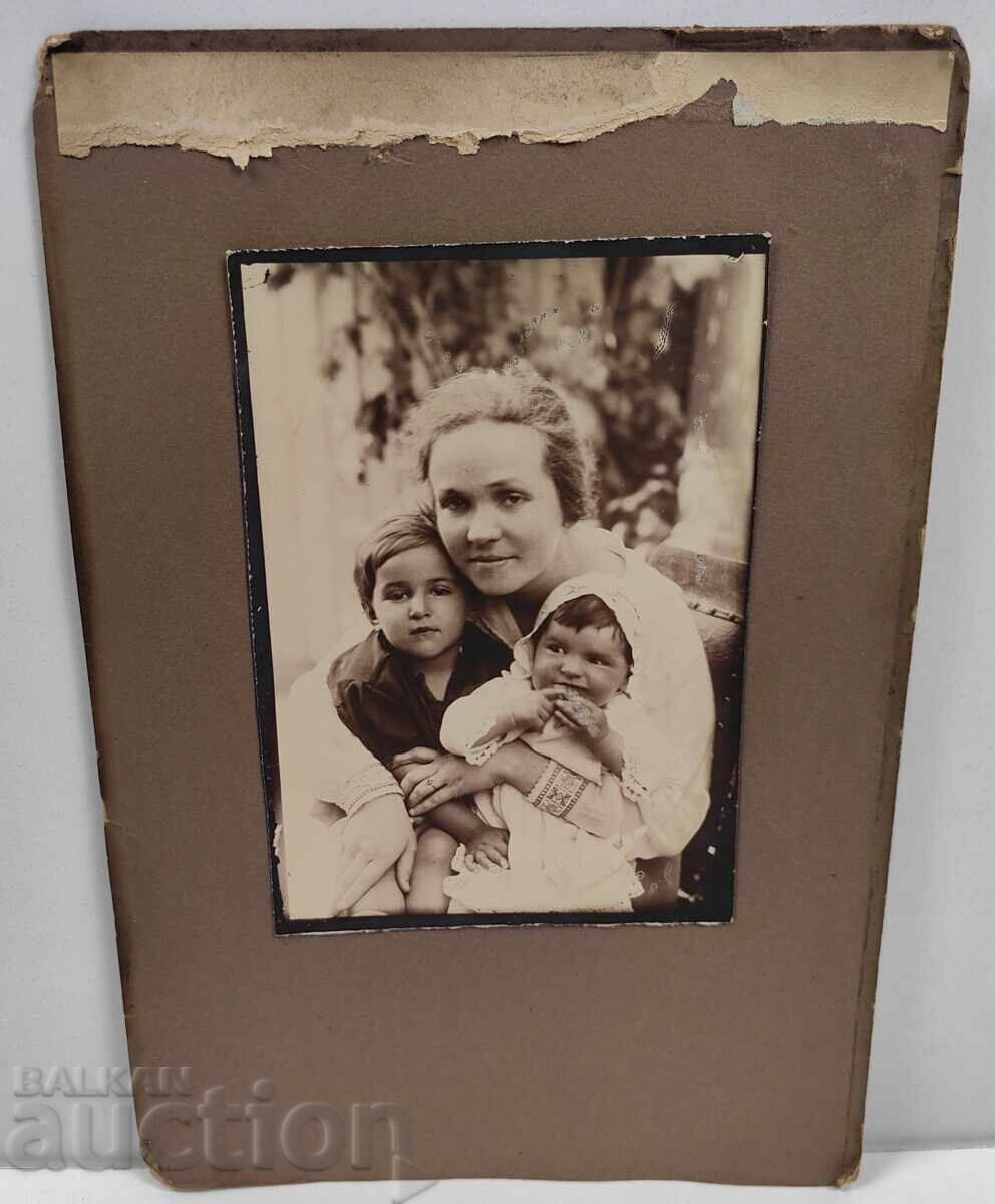 МАЙКА С ДЕЦА СТАРА ГОЛЯМА СЕМЕЙНА СНИМКА ФОТОГРАФИЯ КАРТОН с цена 35.00 лв. | € 17.90