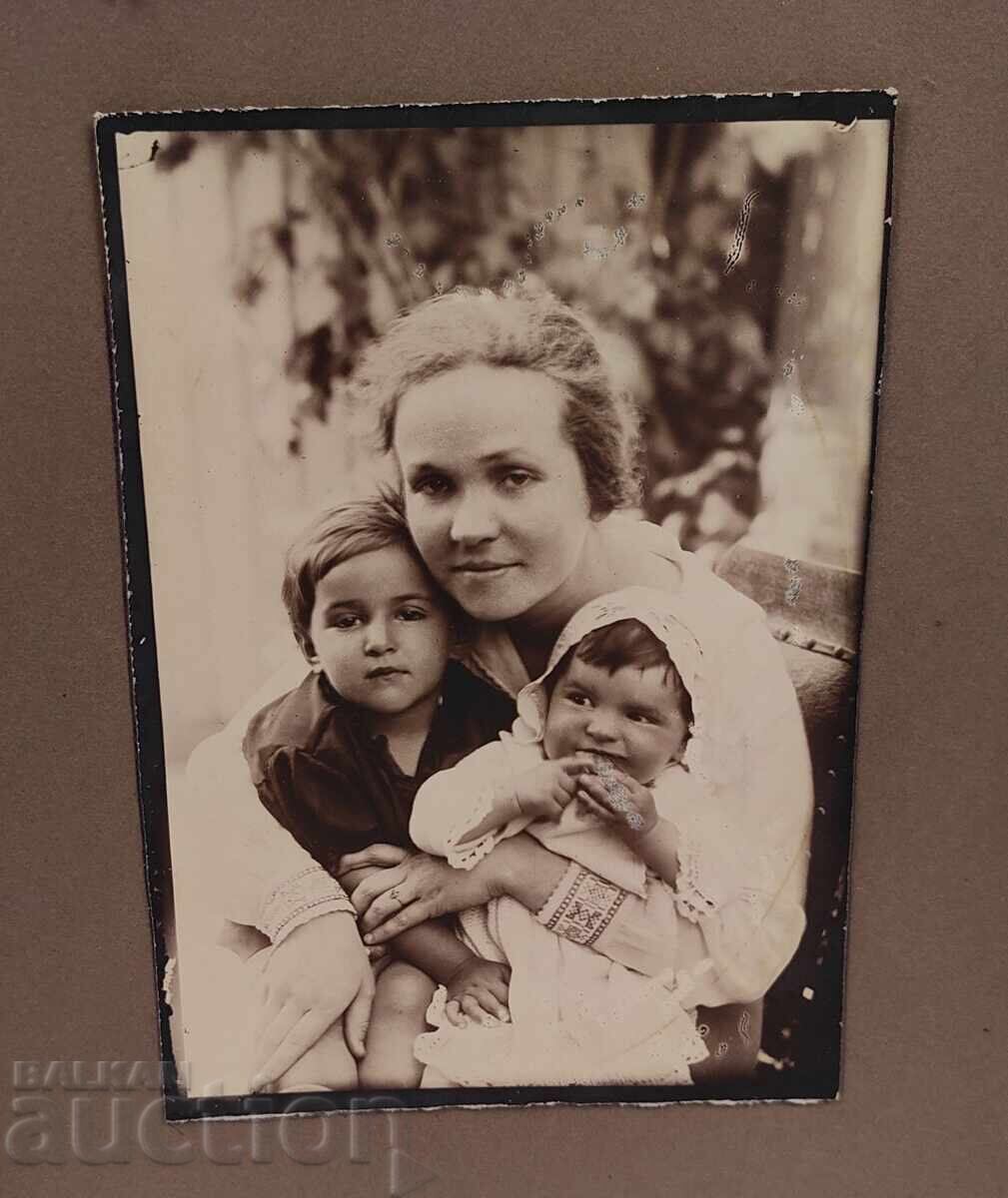 МАЙКА С ДЕЦА СТАРА ГОЛЯМА СЕМЕЙНА СНИМКА ФОТОГРАФИЯ КАРТОН
