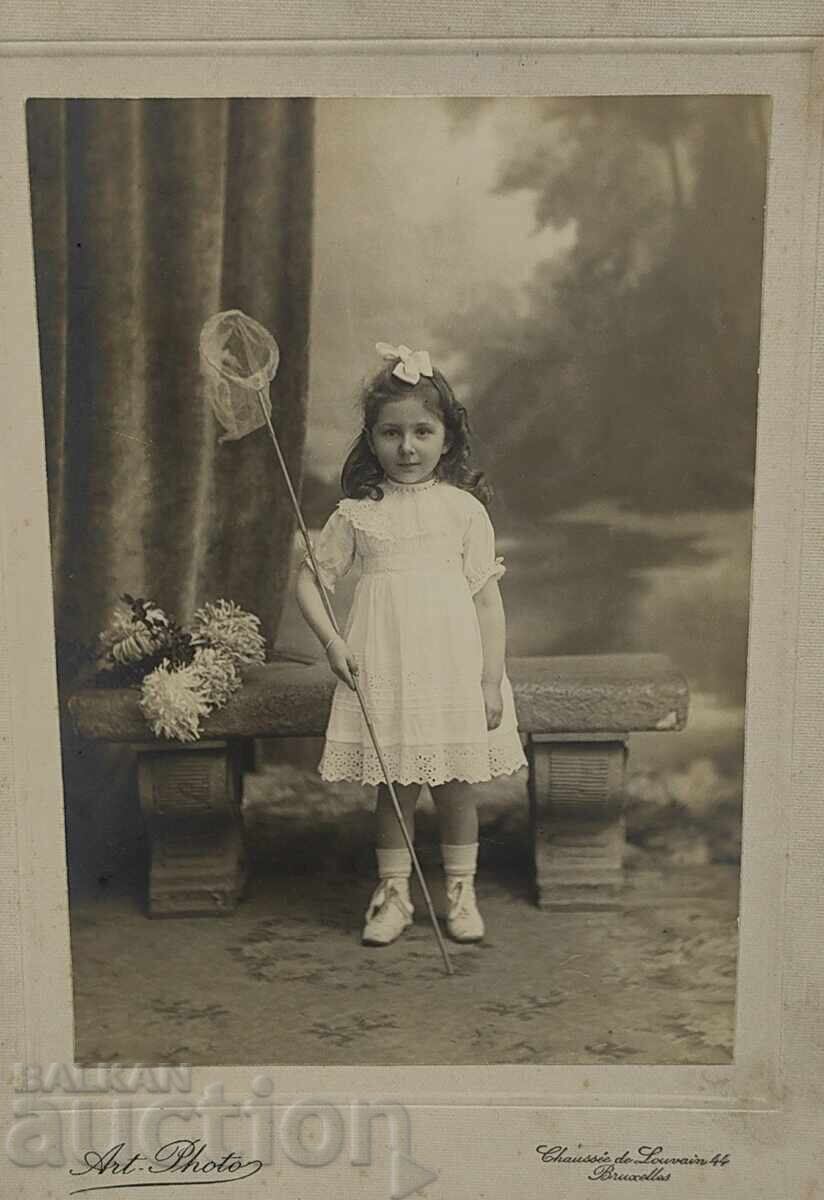 Licitație ÎNCEPUTUL SECOLULUI AL XX-LEA FETIȚĂ FLUTURI FOTOGRAFIE CARTON