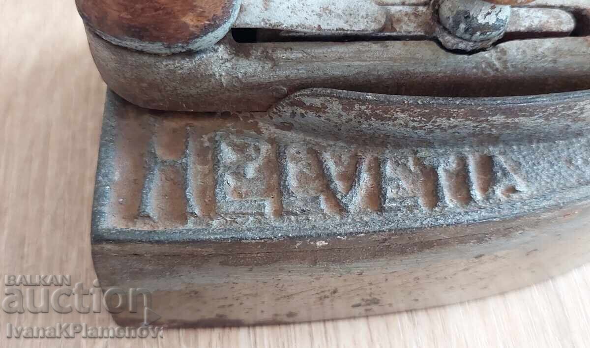 Ютия винтидж с механизъм за закопчаване на дръжката с цена € 25.56 | 49.99 лв. Ютия винтидж с механизъм за закопчаване на дръжката с цена € 25.56 | 49.99 лв.