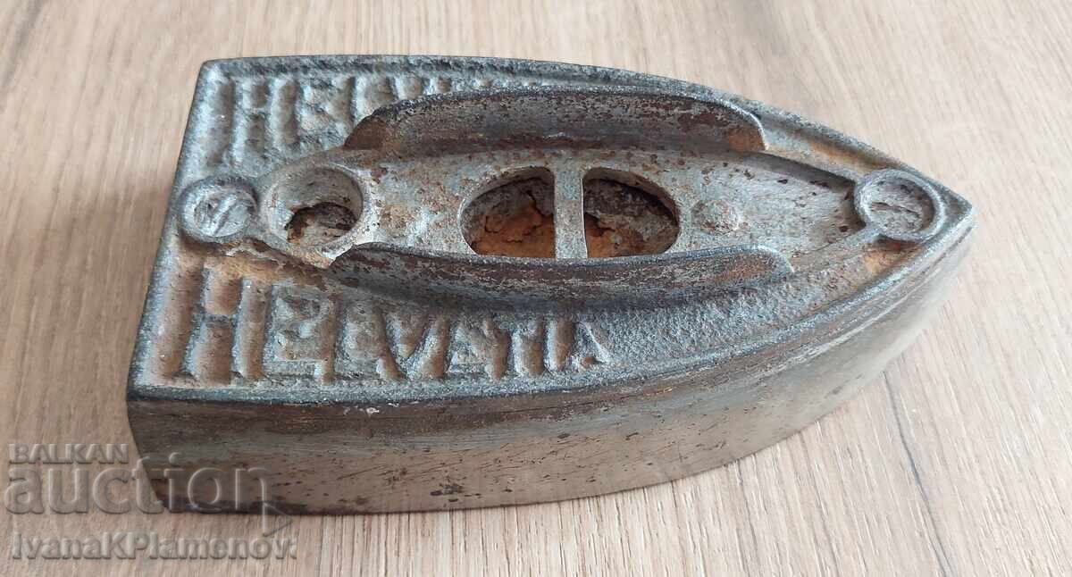 Delivery of Vintage iron with a handle locking mechanism Delivery of Vintage iron with a handle locking mechanism