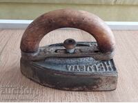 Fier de călcat vintage cu mecanism de blocare a mânerului