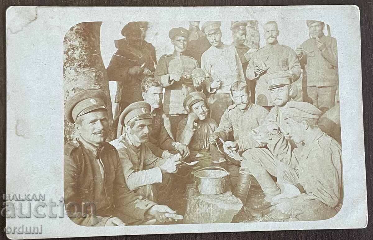 5136 Βασίλειο της Βουλγαρίας στρατιώτες γεύμα στο μέτωπο 1918 μ.Χ. Α' ΠΠ 5136 Βασίλειο της Βουλγαρίας στρατιώτες γεύμα στο μέτωπο 1918 μ.Χ. Α' ΠΠ