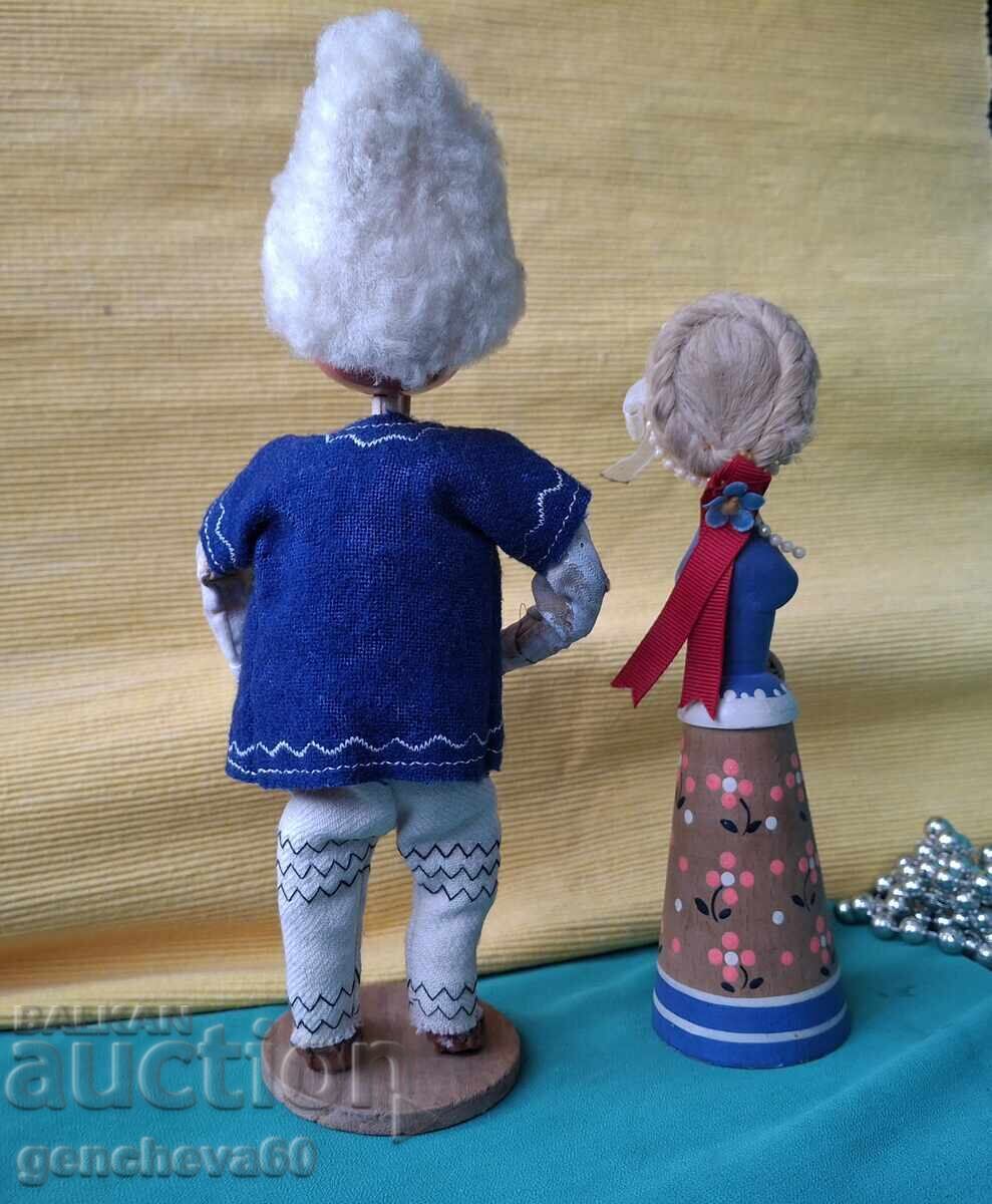 Auction  Old Folk Dolls: Bagpiper and Singer