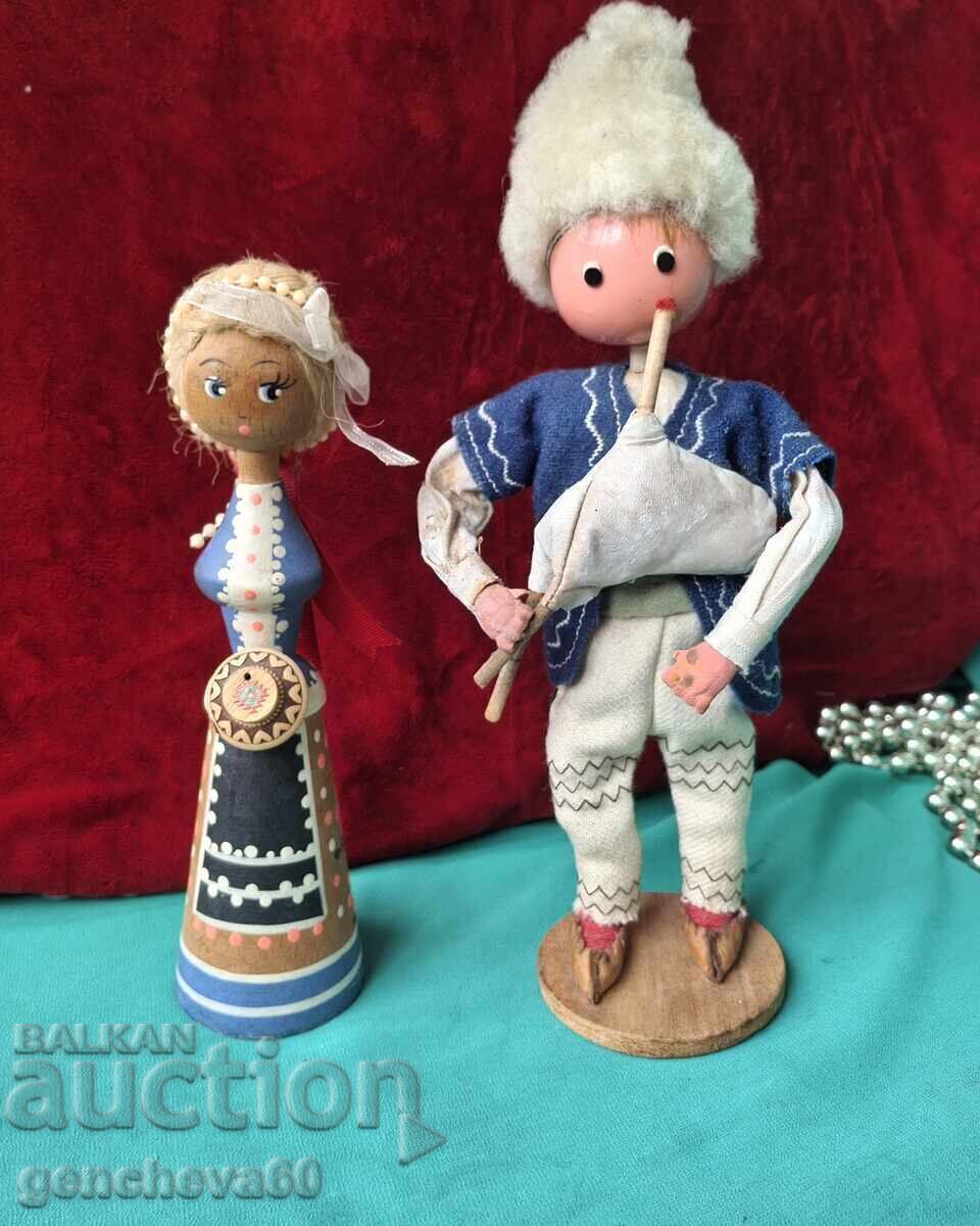 Delivery of Old Folk Dolls: Bagpiper and Singer