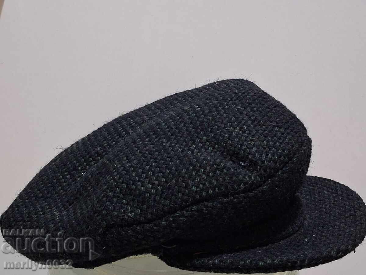 Vechi șapcă de bărbați, stil militar cu preț 50.00 BGN | € 25.56 Vechi șapcă de bărbați, stil militar cu preț 50.00 BGN | € 25.56