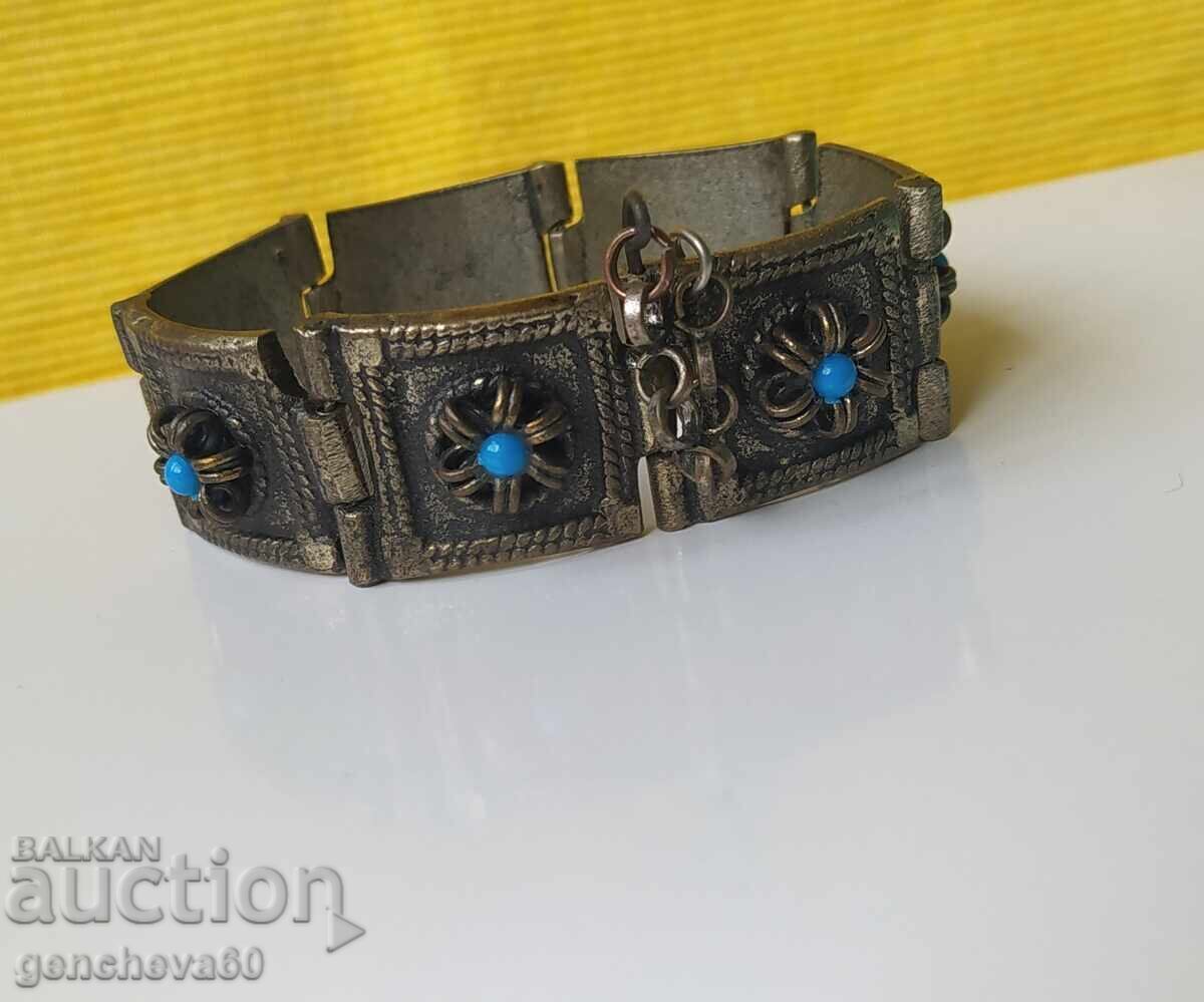 Licitație Brățară cu costum popular antic Licitație Brățară cu costum popular antic