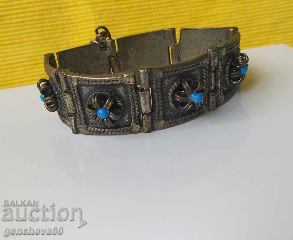 Livrarea Brățară cu costum popular antic Livrarea Brățară cu costum popular antic