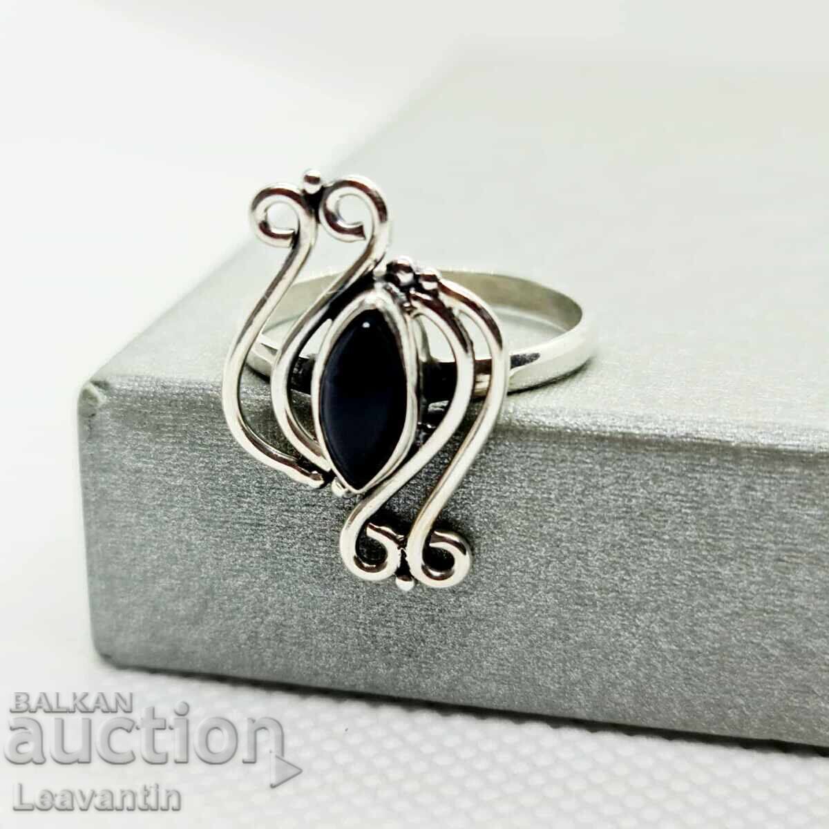 Ασημένιο δαχτυλίδι με μαύρο όνυχα με τιμή 64.00 BGN | € 32.72 Ασημένιο δαχτυλίδι με μαύρο όνυχα με τιμή 64.00 BGN | € 32.72