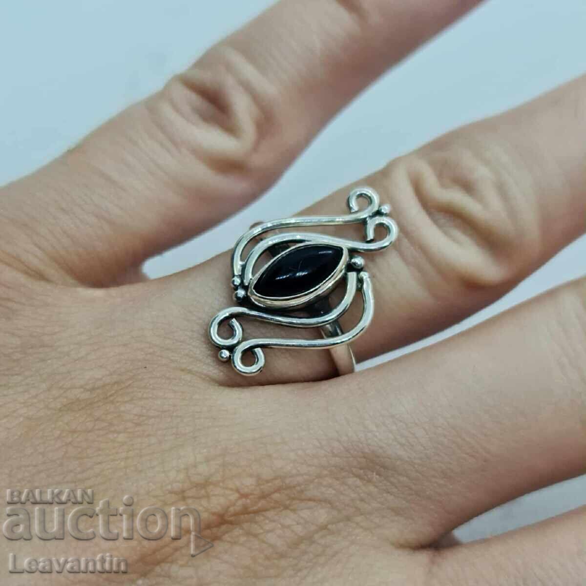 Δημοπρασία Ασημένιο δαχτυλίδι με μαύρο όνυχα Δημοπρασία Ασημένιο δαχτυλίδι με μαύρο όνυχα