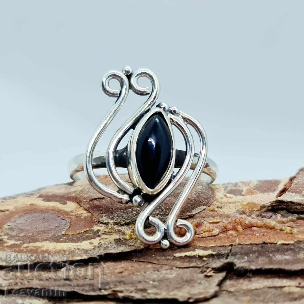 Παράδοση Ασημένιο δαχτυλίδι με μαύρο όνυχα Παράδοση Ασημένιο δαχτυλίδι με μαύρο όνυχα