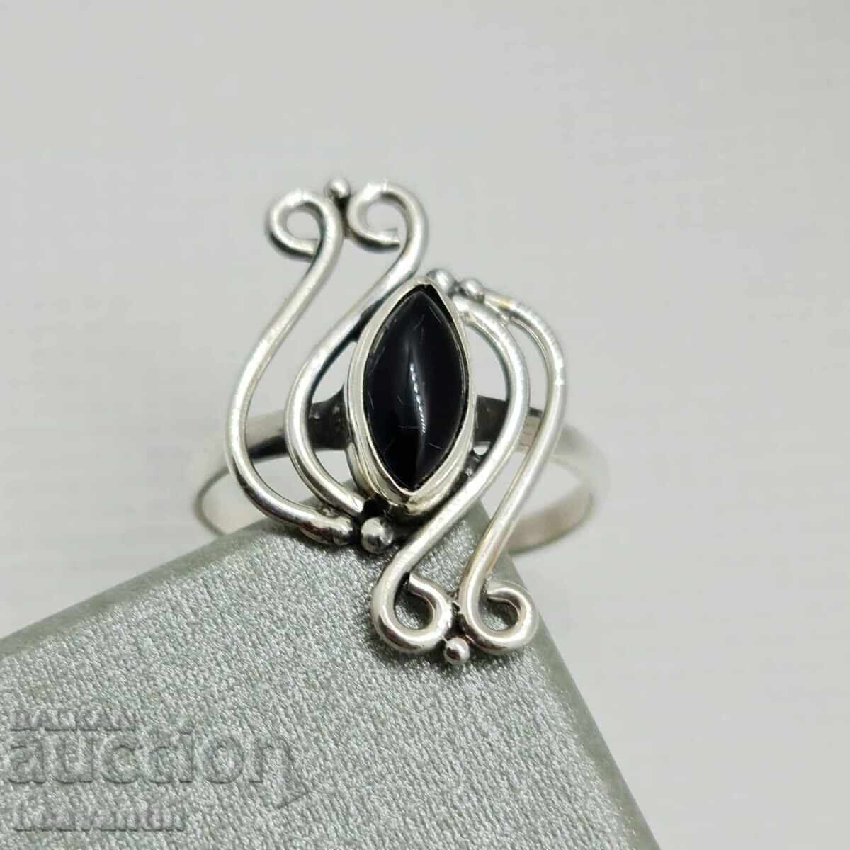 Ασημένιο δαχτυλίδι με μαύρο όνυχα Ασημένιο δαχτυλίδι με μαύρο όνυχα