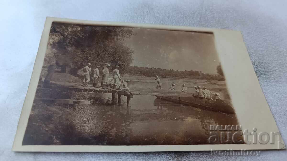 Photo Tulcea Officers and soldiers building pontoon bridge WWI