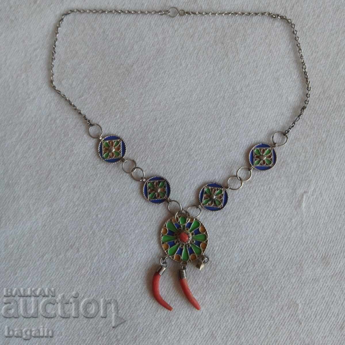 Colier de argint cu corali și email cu preț 100.00 BGN | € 51.13 Colier de argint cu corali și email cu preț 100.00 BGN | € 51.13