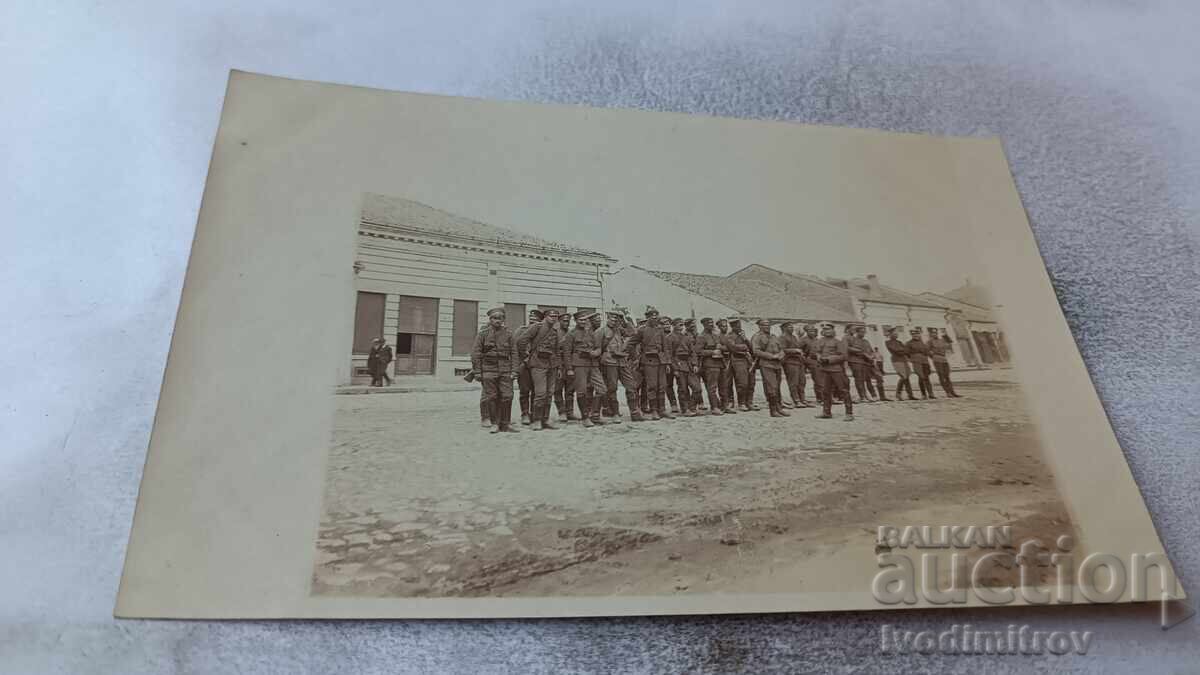 Φωτογραφία Στρατιωτών και Αξιωματικών στον δρόμο Α' Π.Π