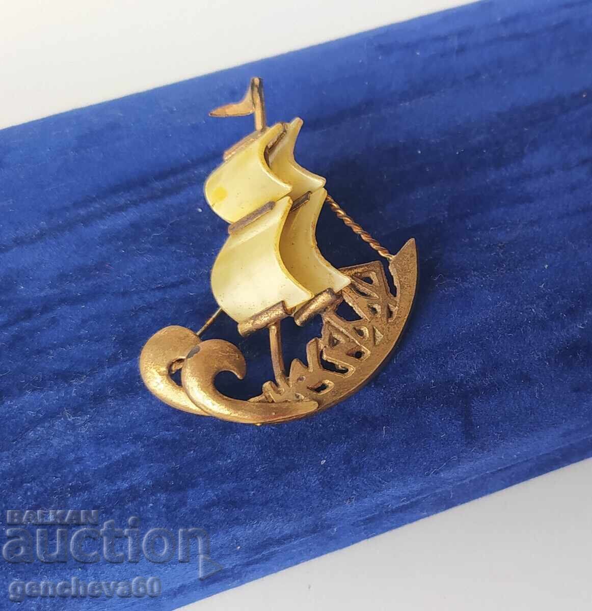 Рядка Ретро Брошка Несебър-кораб със седефени платна