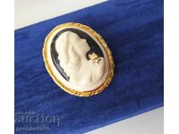 Broșă veche din porțelan Camee