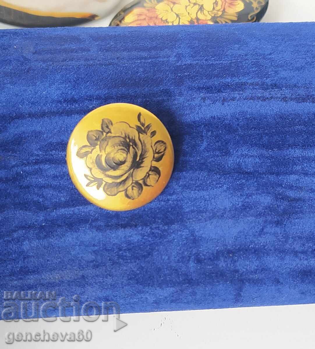 Licitație LOT Loturi de broșe vechi pictate manual de autori Licitație LOT Loturi de broșe vechi pictate manual de autori