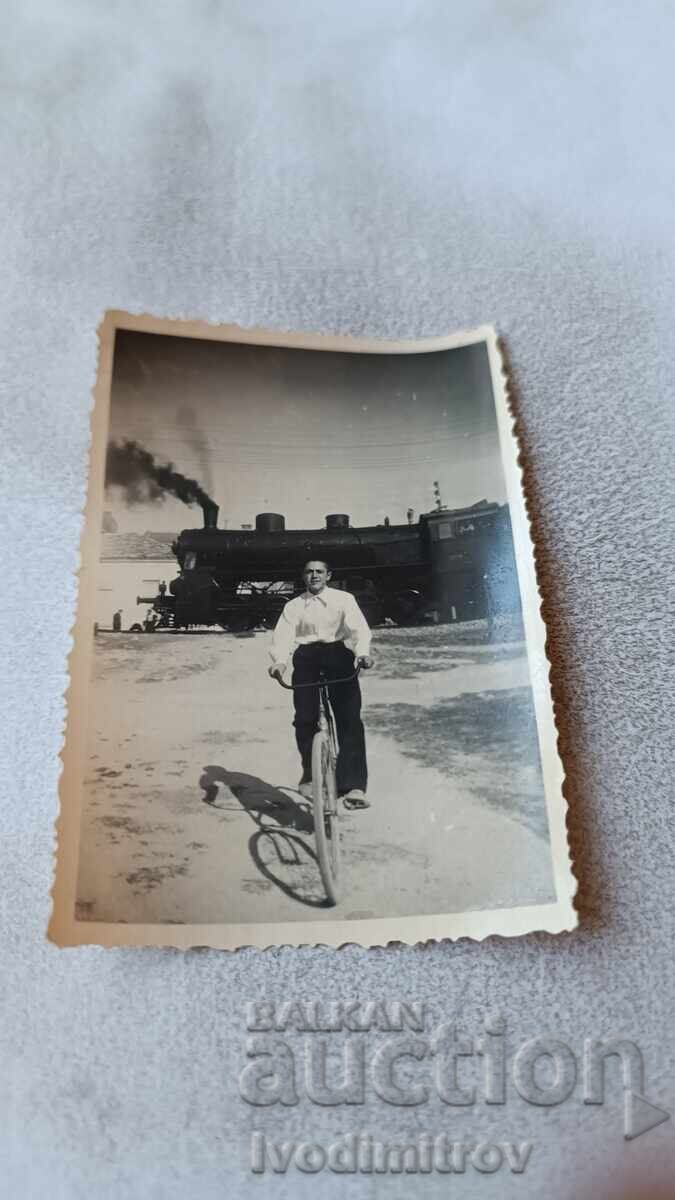 Ruse, Young Men and Women on a Bench in front of the Monument of Freedom