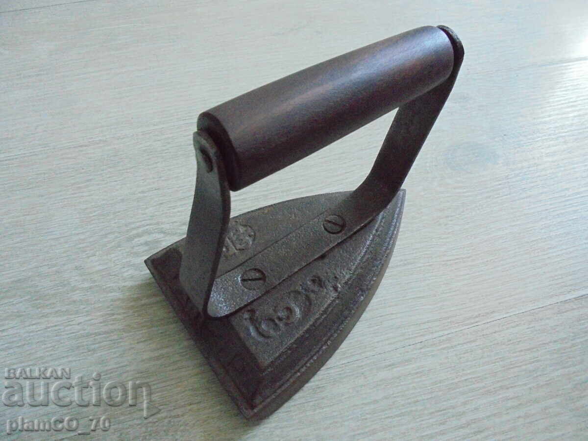 №*8341 Fier de călcat vechi din fontă cu mâner din lemn cu preț 45.00 BGN | € 23.01 №*8341 Fier de călcat vechi din fontă cu mâner din lemn cu preț 45.00 BGN | € 23.01