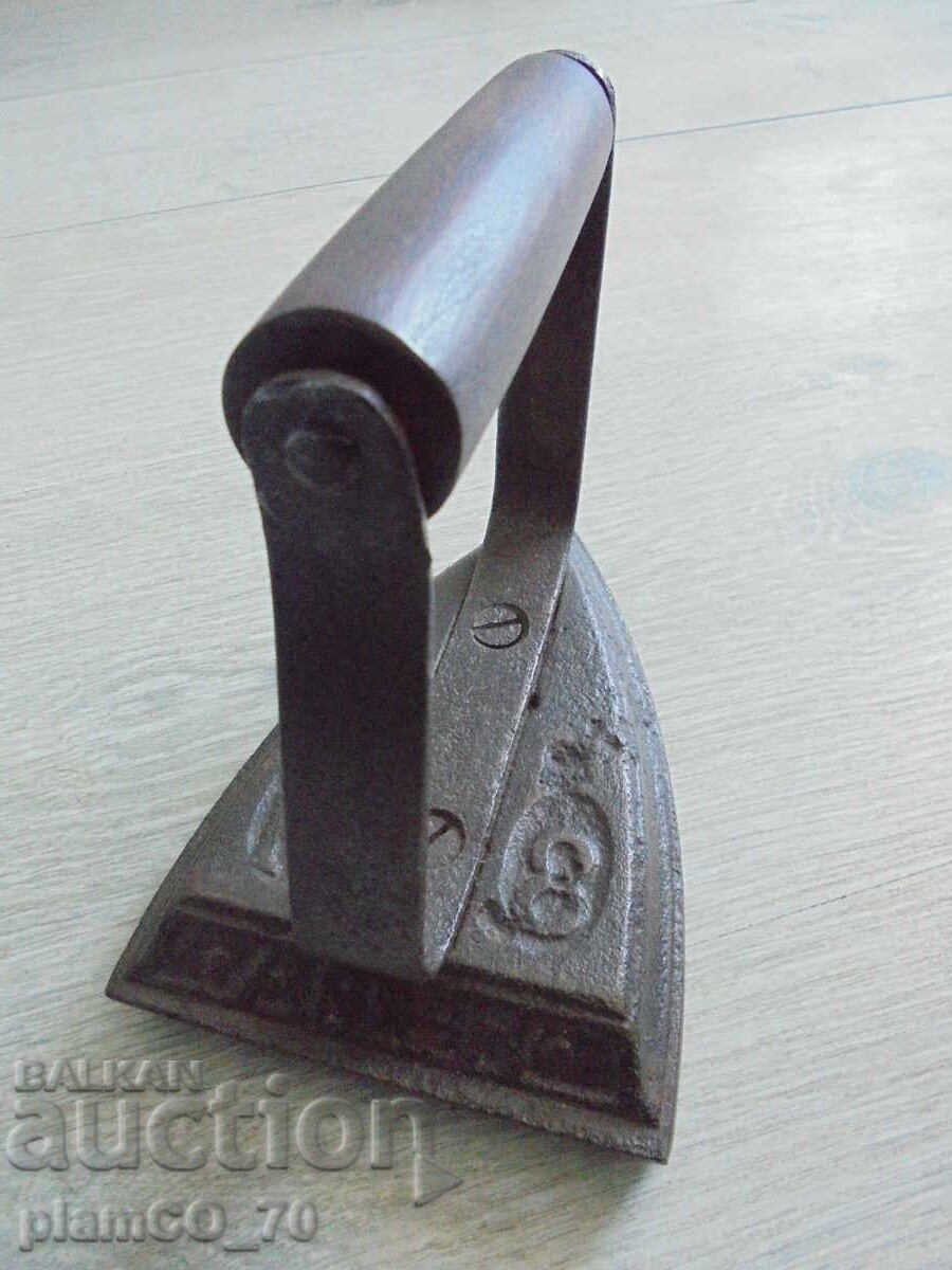 Licitație №*8341 Fier de călcat vechi din fontă cu mâner din lemn Licitație №*8341 Fier de călcat vechi din fontă cu mâner din lemn