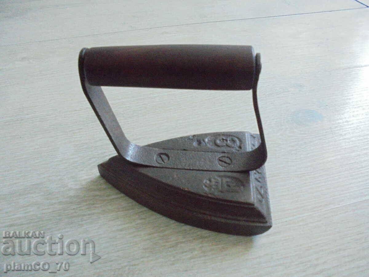 №*8341 Fier de călcat vechi din fontă cu mâner din lemn №*8341 Fier de călcat vechi din fontă cu mâner din lemn