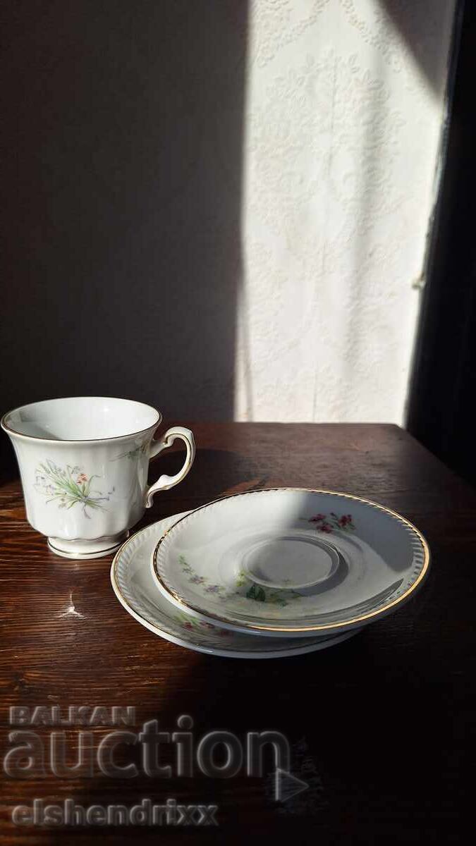 Лот порцелан - чаша за кафе и две чинийкики