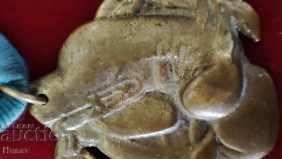 Auction  Selling a rare, non-standard boxing medal from 1953