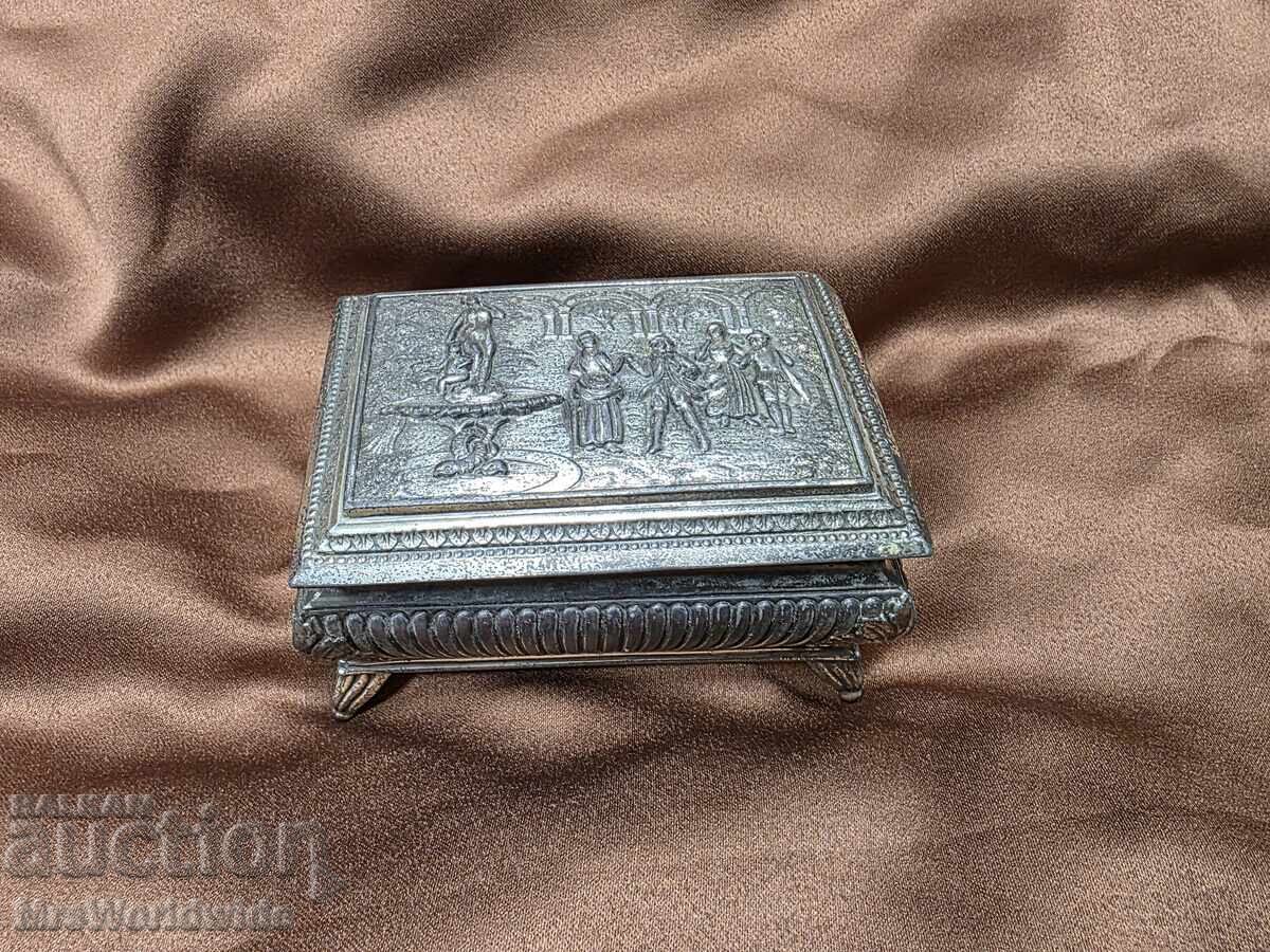 Όμορφο μεταλλικό κουτί κοσμημάτων