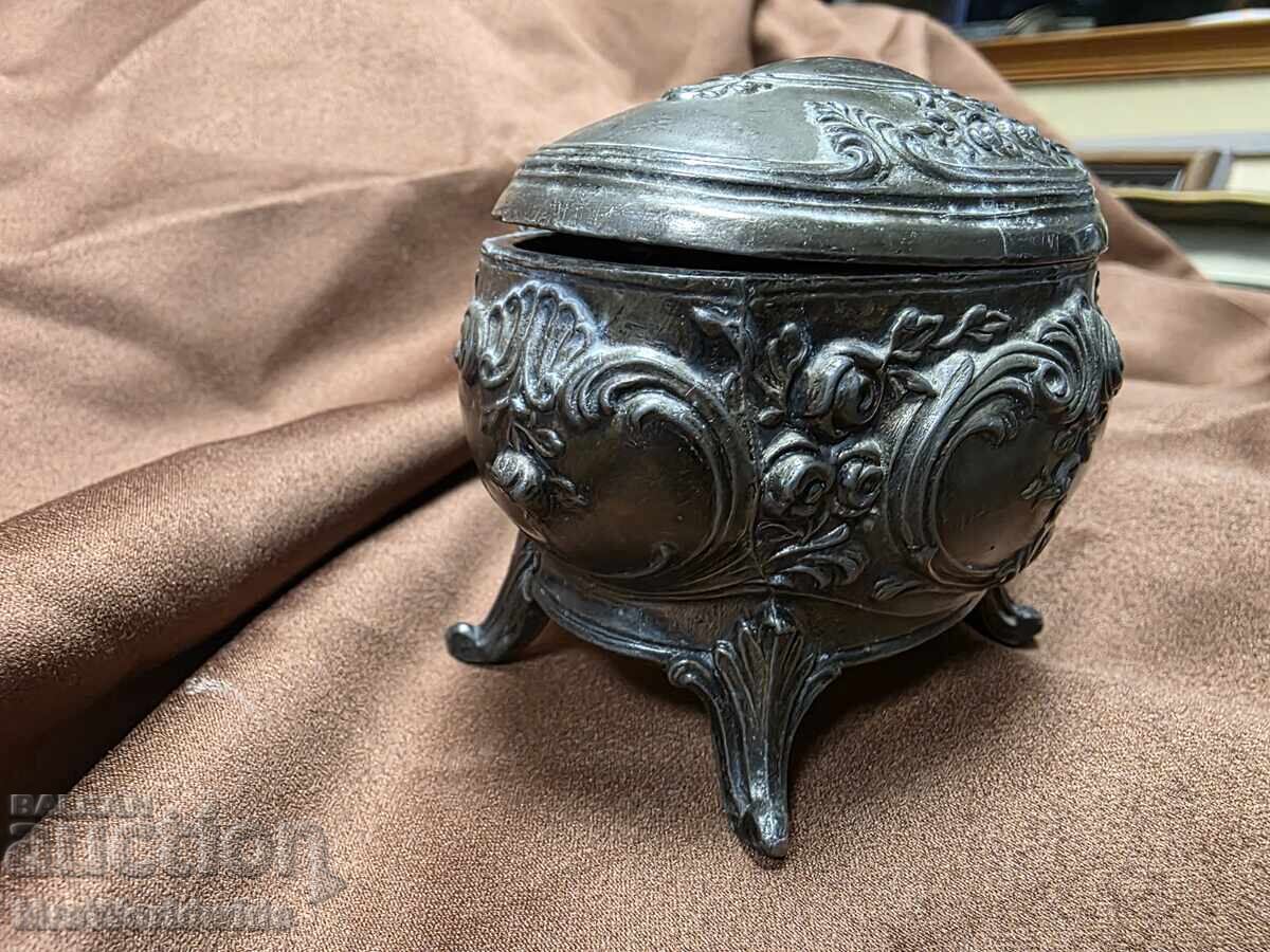 Стара метална красива кутия с цена 30.00 лв. | € 15.34