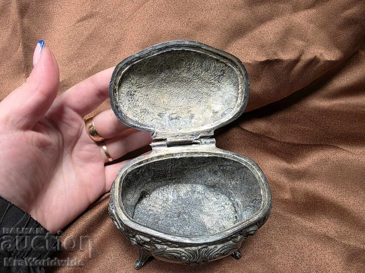 Аукцион Стара метална красива кутия