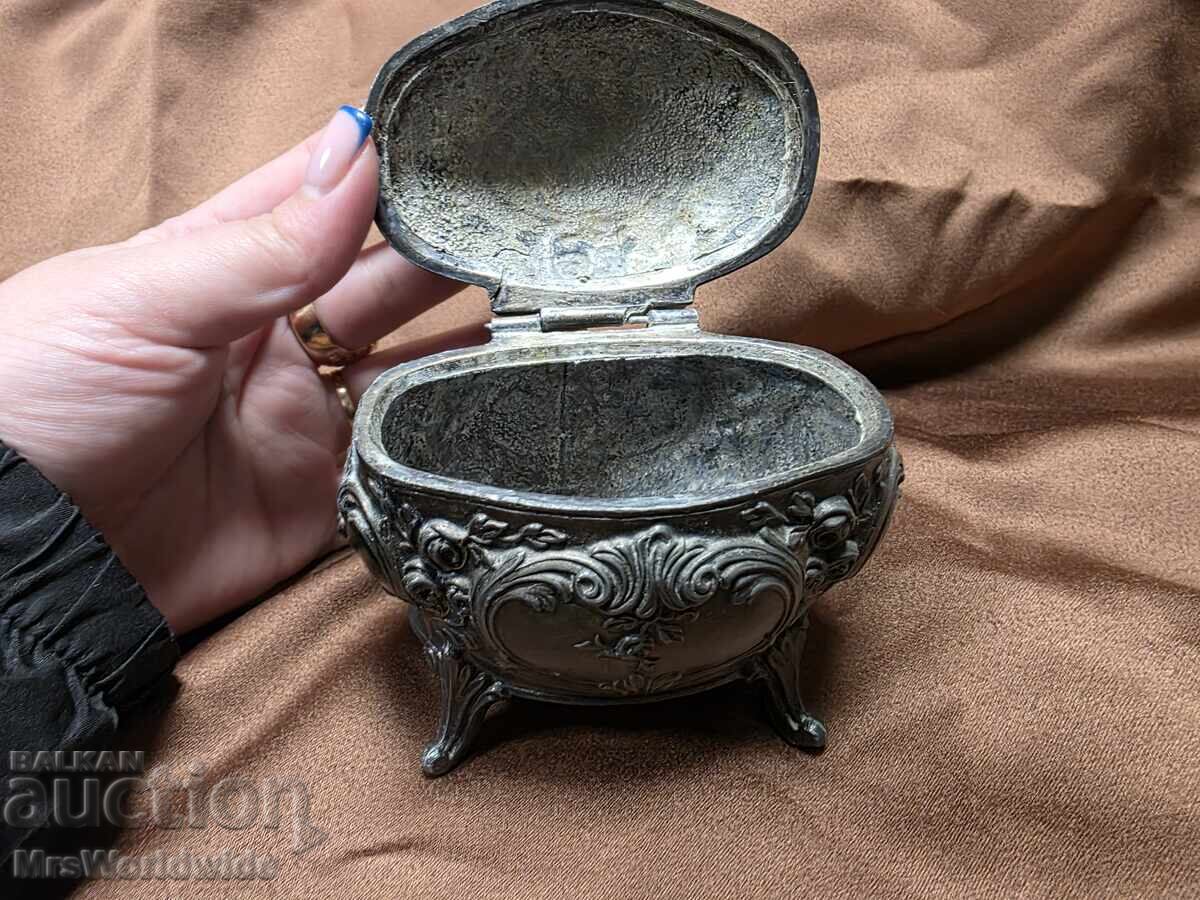 Доставка на Стара метална красива кутия