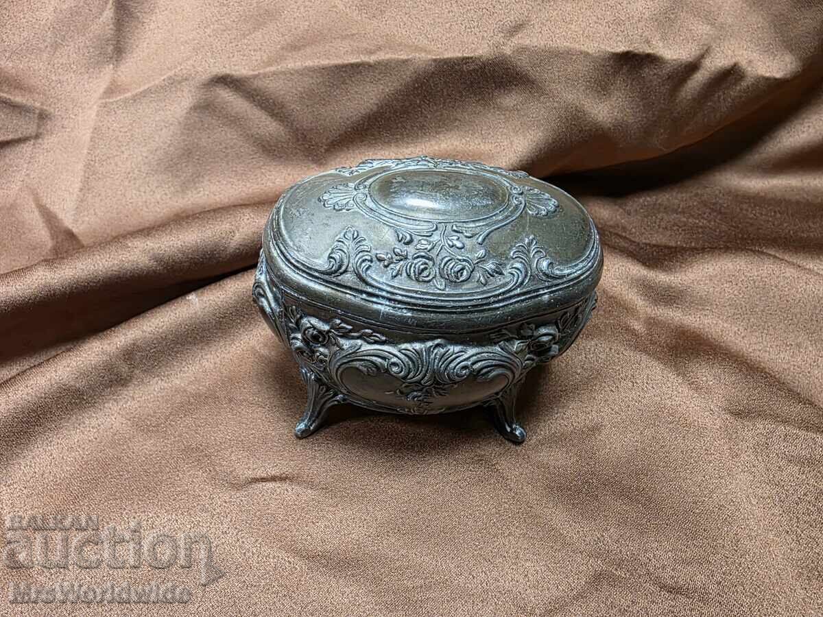 Стара метална красива кутия