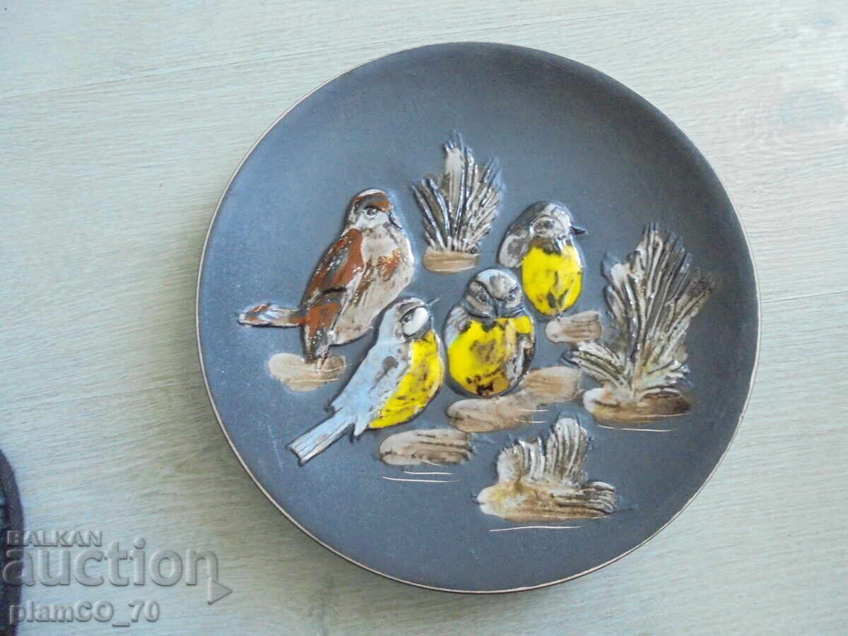 Δημοπρασία №*8343 Παλιό διακοσμητικό κεραμικό πιάτο με ανάγλυφα πουλιά Δημοπρασία №*8343 Παλιό διακοσμητικό κεραμικό πιάτο με ανάγλυφα πουλιά