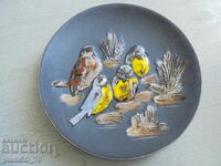 №*8343 Παλιό διακοσμητικό κεραμικό πιάτο με ανάγλυφα πουλιά