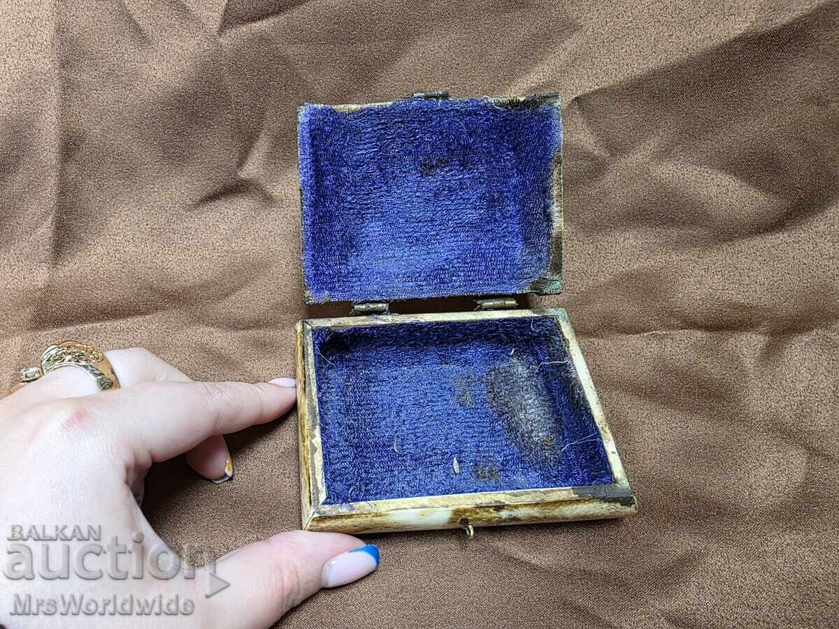 Delivery of Old camel bone box, jewelry box