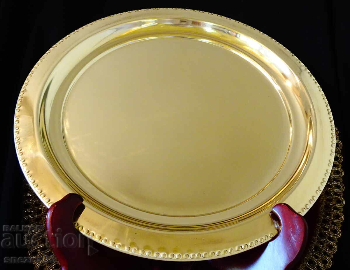 Бронзов поднос 32 см.,550 гр.,перлен релеф. Бронзов поднос 32 см.,550 гр.,перлен релеф.