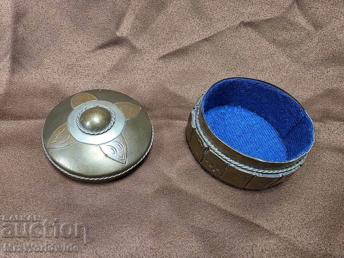 Delivery of Old brass box, jewelry box Delivery of Old brass box, jewelry box