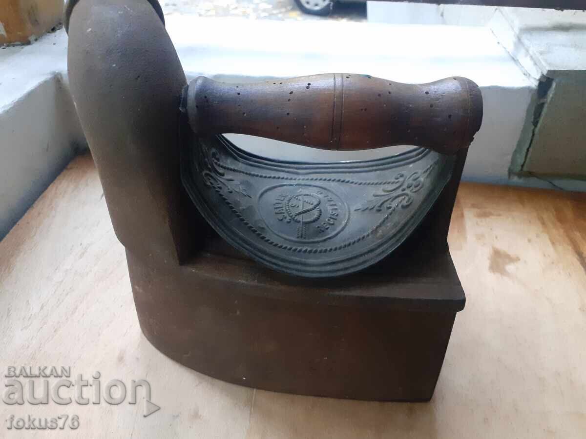 Fier de călcat englezesc vechi cu coș cu preț 119.00 BGN | € 60.84 Fier de călcat englezesc vechi cu coș cu preț 119.00 BGN | € 60.84