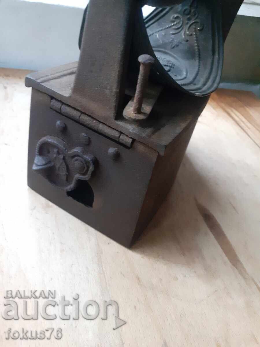 Licitație Fier de călcat englezesc vechi cu coș Licitație Fier de călcat englezesc vechi cu coș