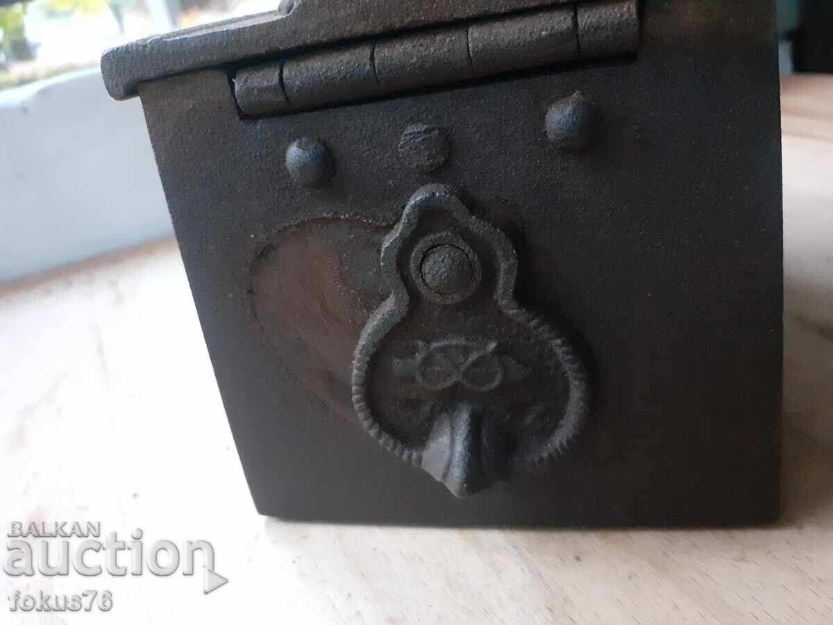 Livrarea Fier de călcat englezesc vechi cu coș Livrarea Fier de călcat englezesc vechi cu coș