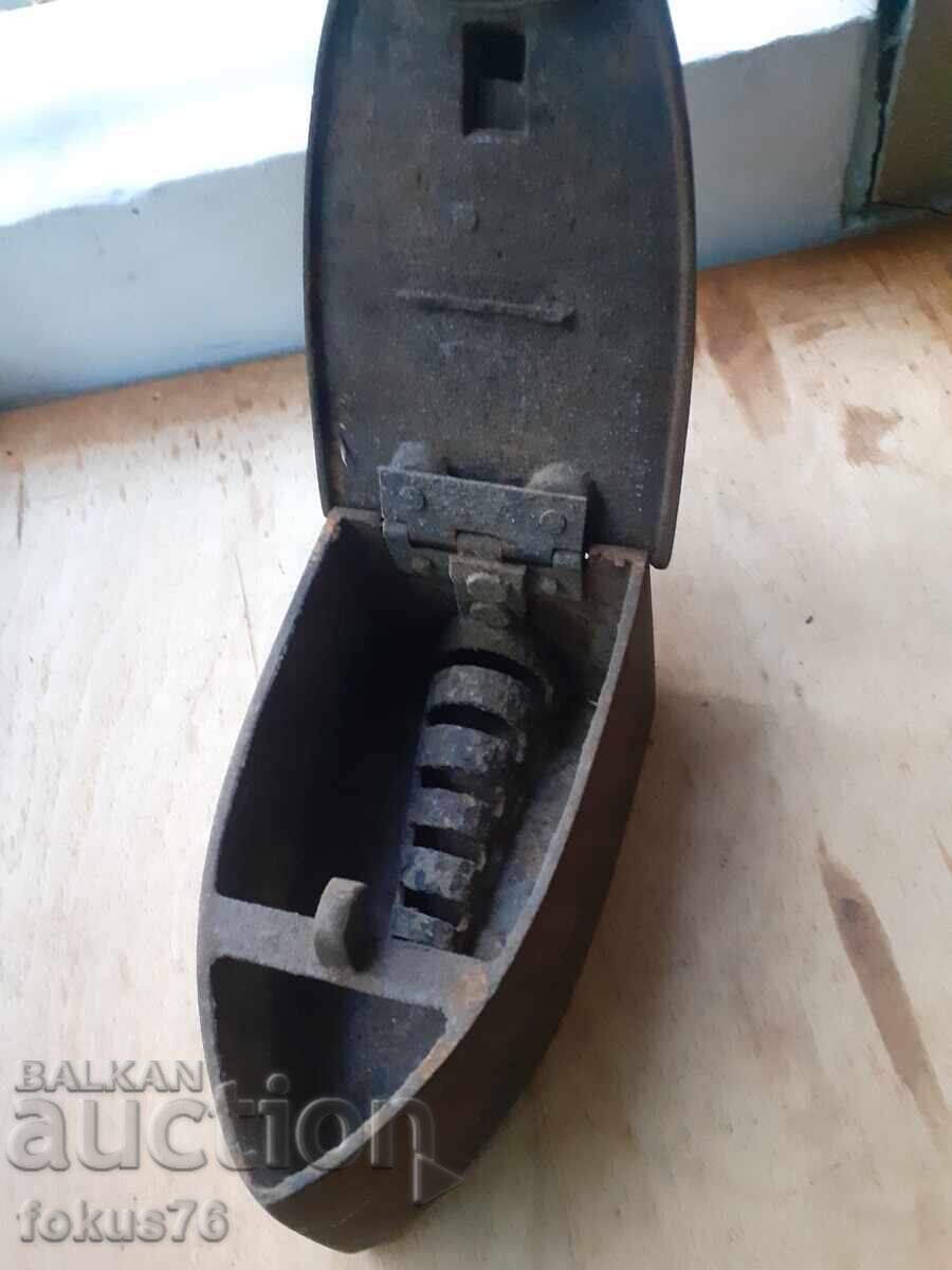 Fier de călcat englezesc vechi cu coș - 6 Fier de călcat englezesc vechi cu coș - 6