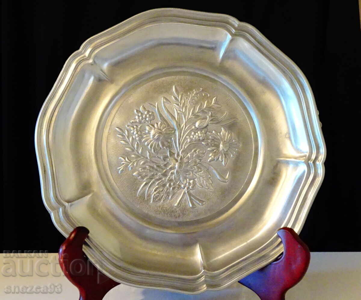 Аукцион Калаена чиния с релефни цветя 500 гр.,25 см. Аукцион Калаена чиния с релефни цветя 500 гр.,25 см.