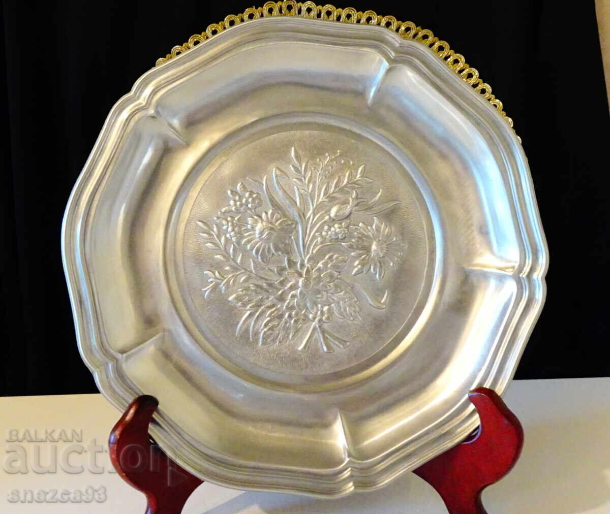 Калаена чиния с релефни цветя 500 гр.,25 см. Калаена чиния с релефни цветя 500 гр.,25 см.