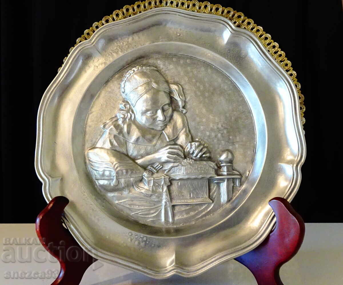 Farfurie de staniu cu pictura "Femeia care face dantelă" cu preț € 17.90 | 35.01 BGN