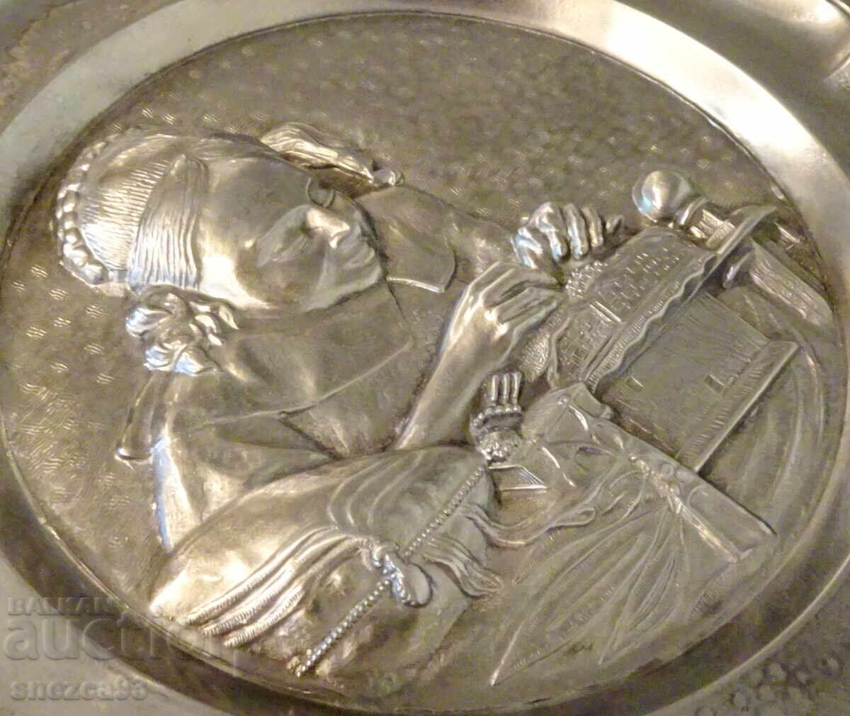 Licitație Farfurie de staniu cu pictura "Femeia care face dantelă"