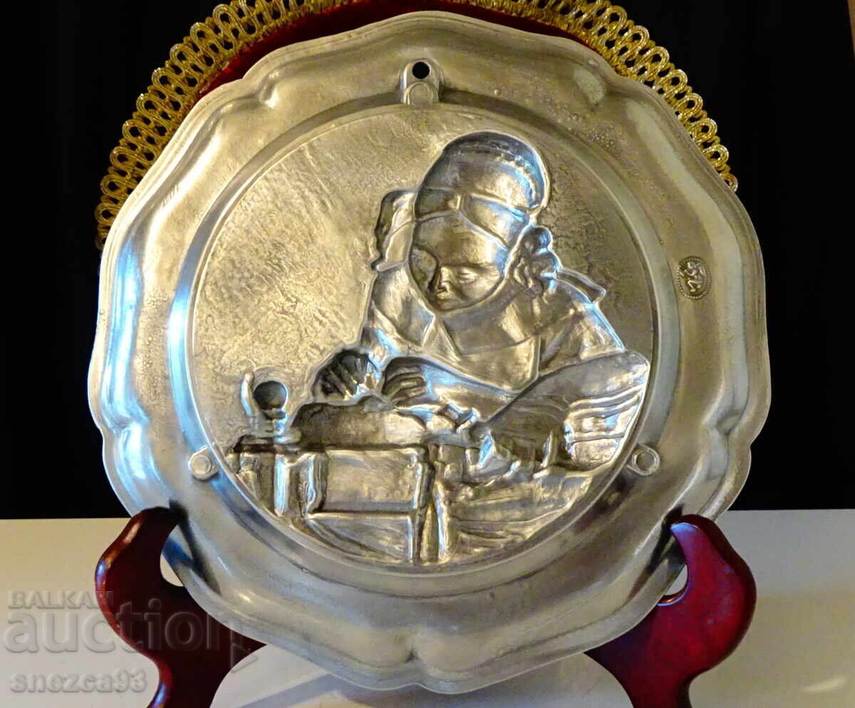 Livrarea Farfurie de staniu cu pictura "Femeia care face dantelă"