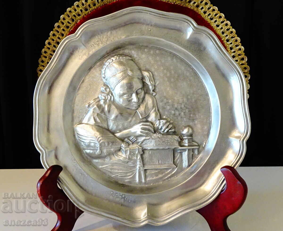 Farfurie de staniu cu pictura "Femeia care face dantelă"